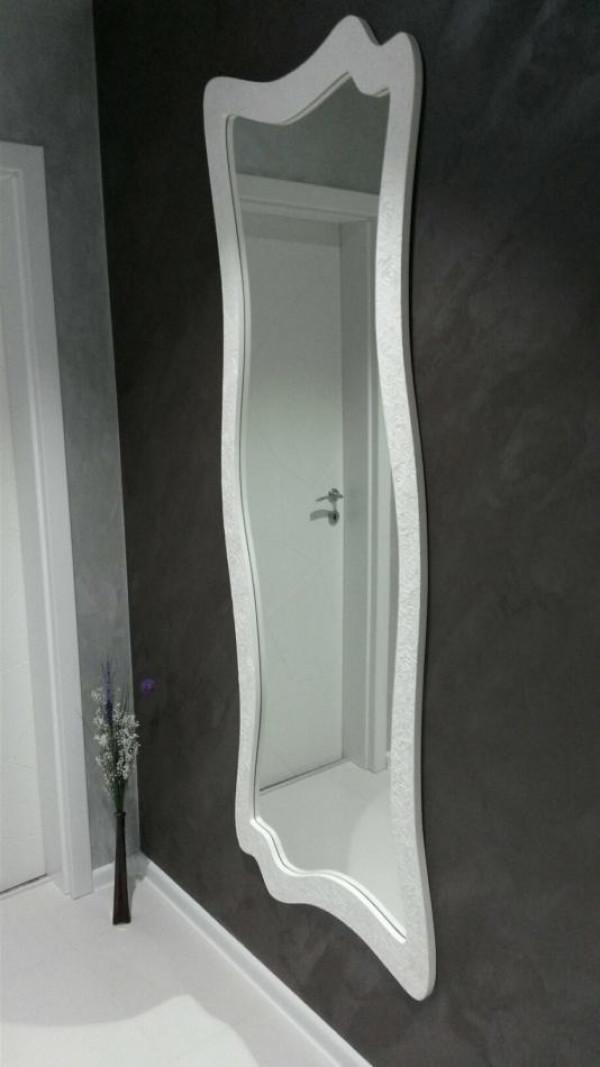 Нестандартно огледало по проект с релефни ръчно направени рисунки