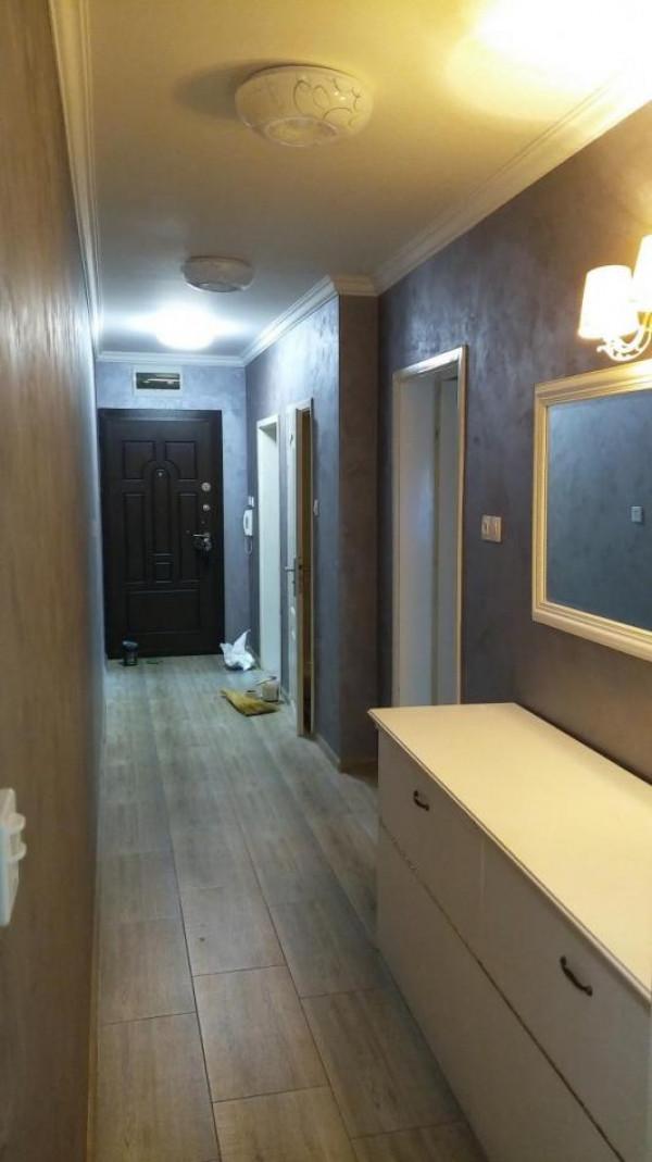 Коридор със декоративна мазилка оточенто