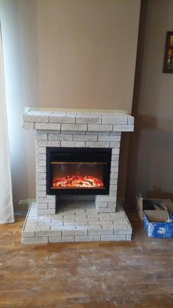 Декоративна камина нелепена с декоративни тухли