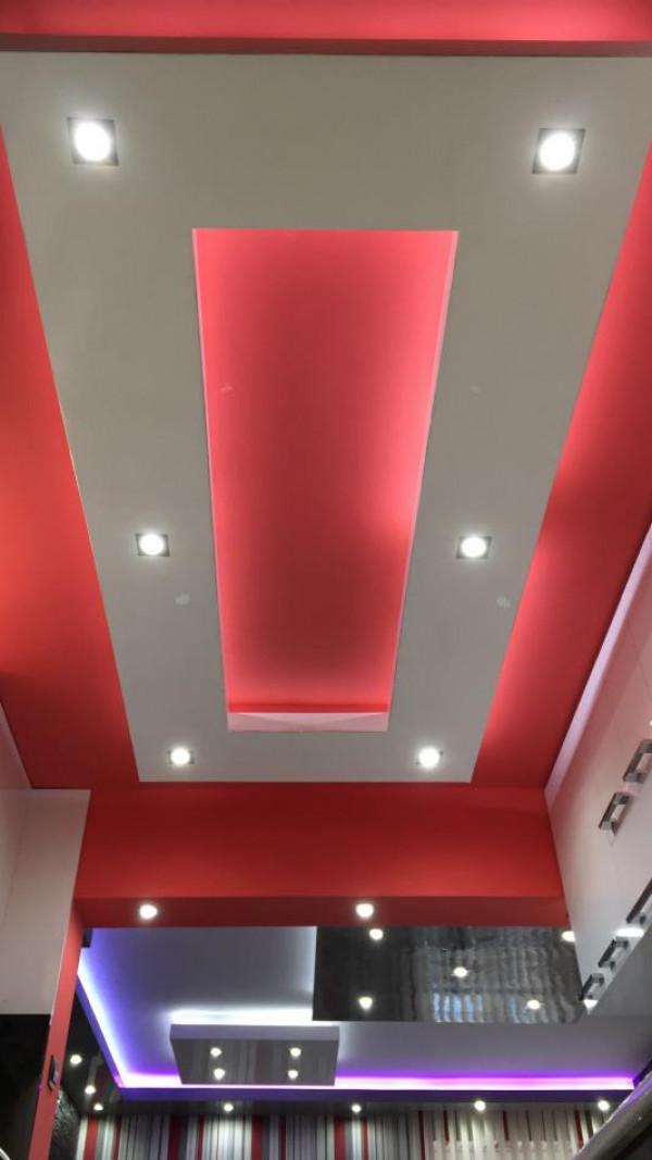 Фигура върху окачен таван със скрито осветление