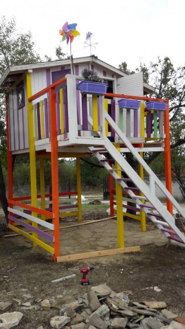 Детска къщичка с пясъчник