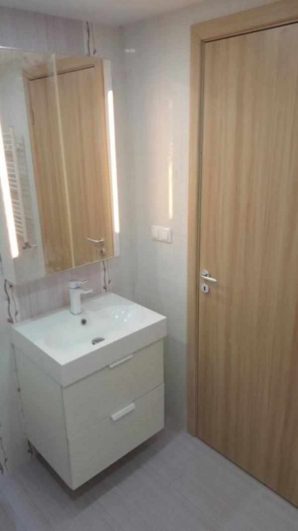 монтаж врата , шкаф и мивка в баня