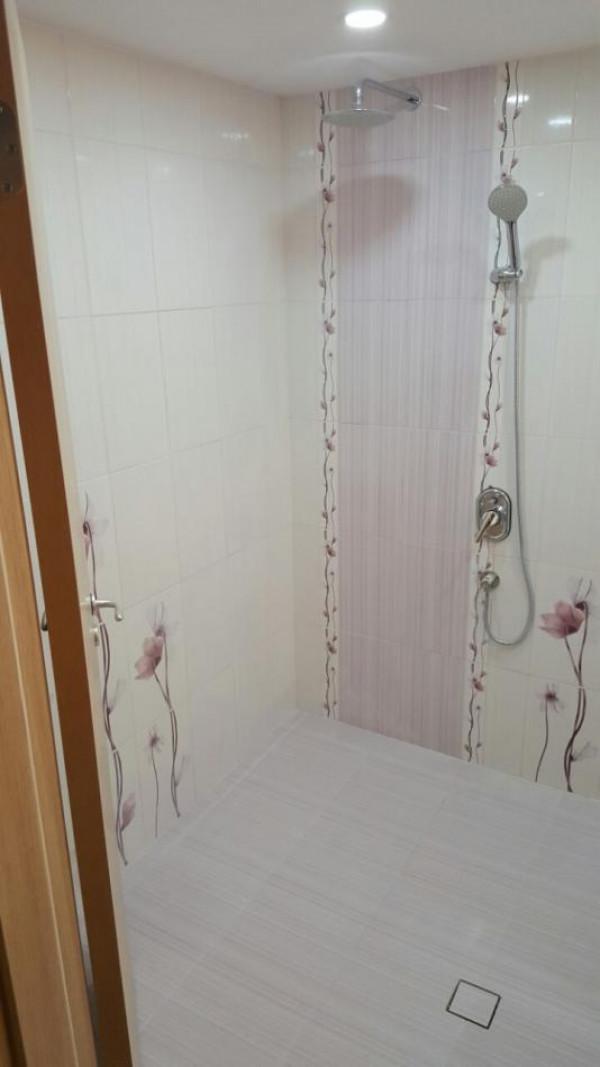 фрагмент баня :вижда се скрит смесител