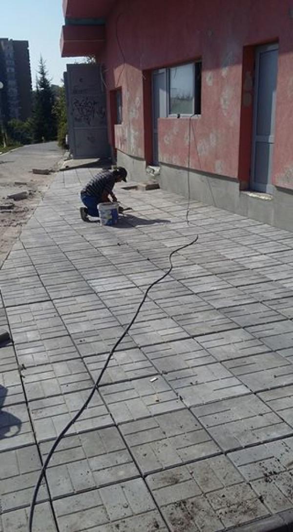 Редене на тротоарни плочки и бордюри в парк "Студентски" гр.Шумен