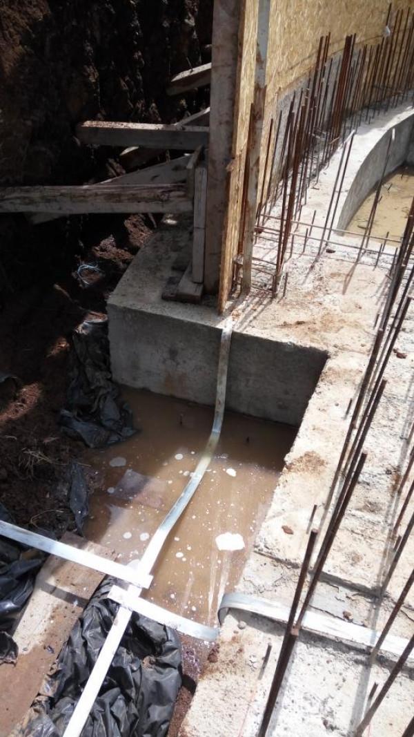 Полагане на заземителна шина за гръмоотводна инсталация  в основите на новострояща се къща