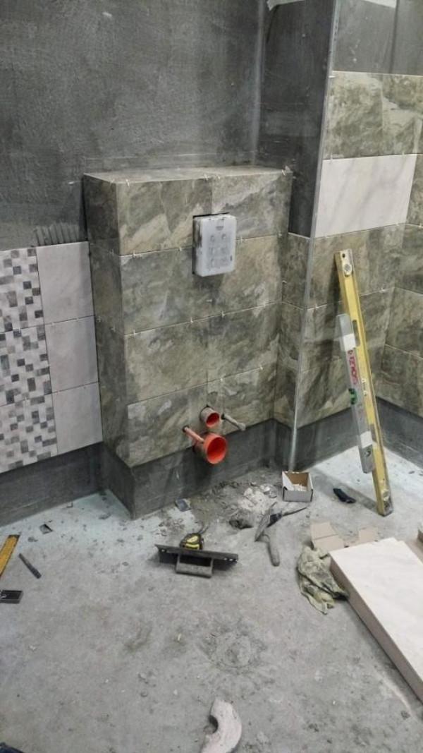 Вградена тоалетна и плочки