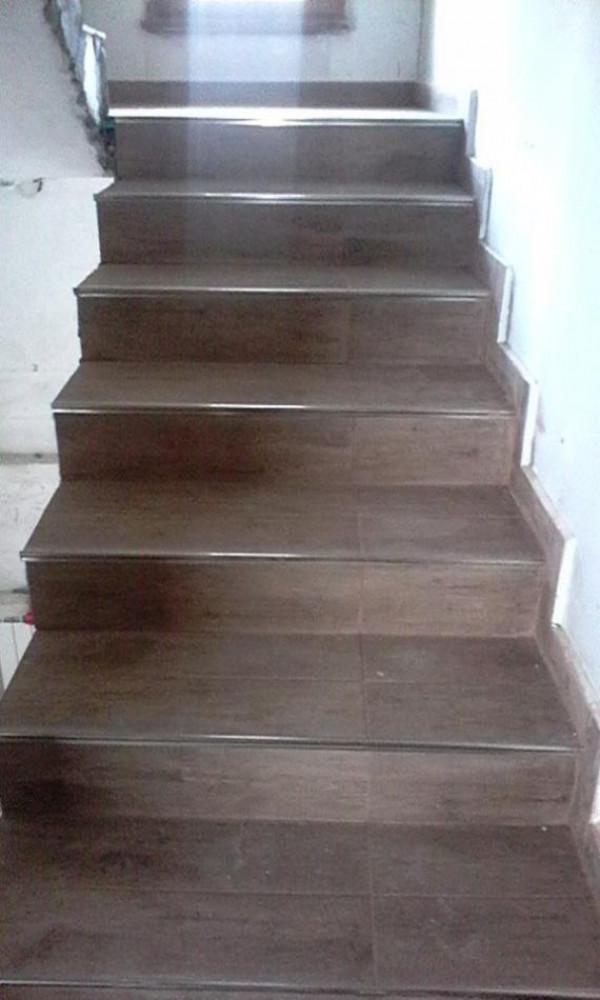 Изграждане и облицовка на вътрешни стълби.