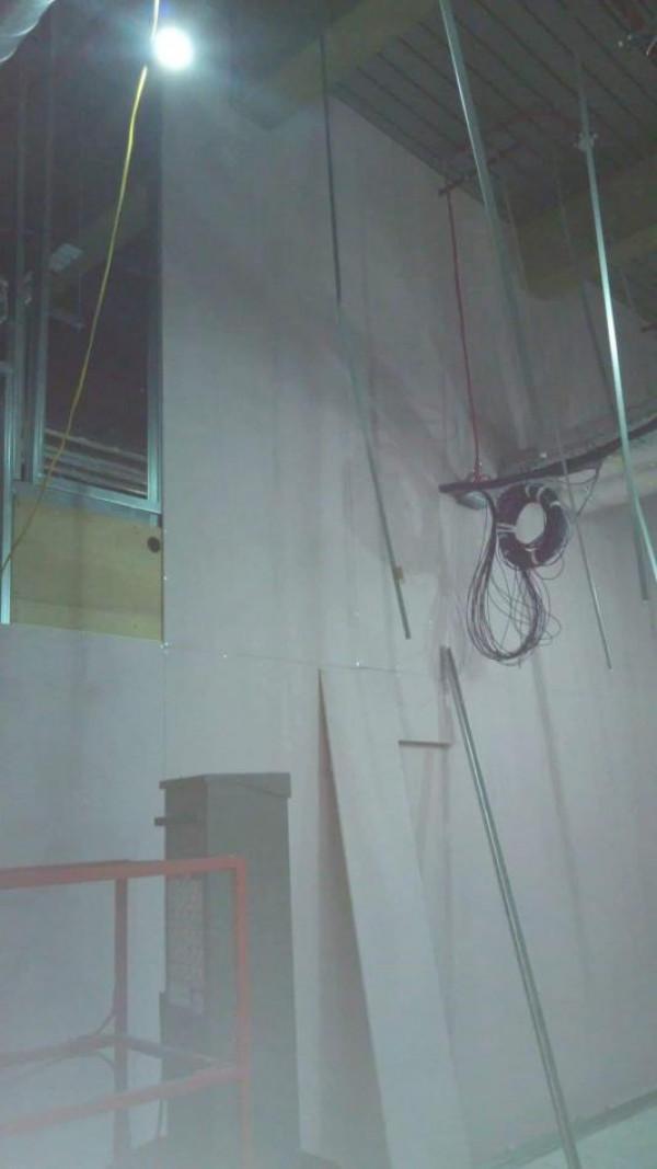 Стена в хале