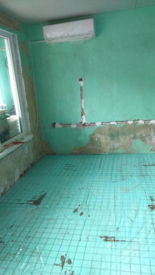 Полагане на нова електроинсталация,топлоизолация с мрежа и найлон на пода..