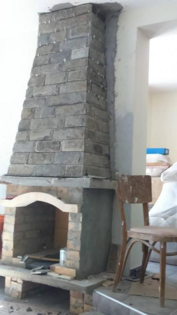 Обличане на камината с камък.