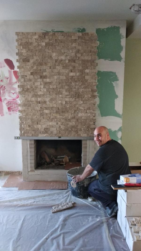 Обличане на камина с камък.