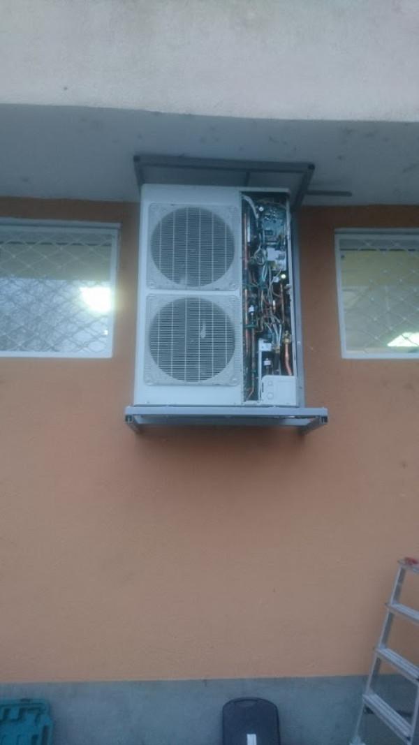 Конзолен монтаж на термопомпа GREE.