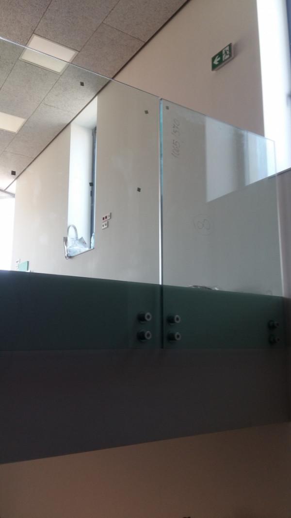 Стъклен парапет