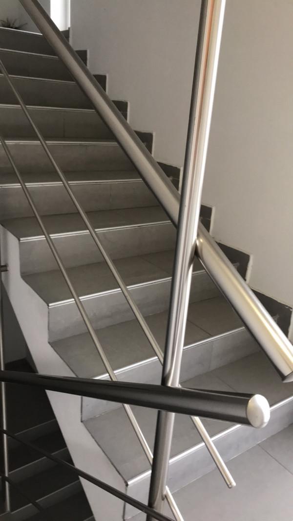 Парапет стълбище болница Люлин