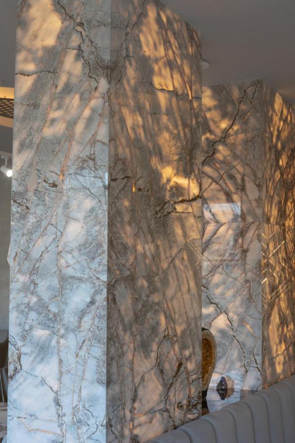 светещи колони оникс.jpg