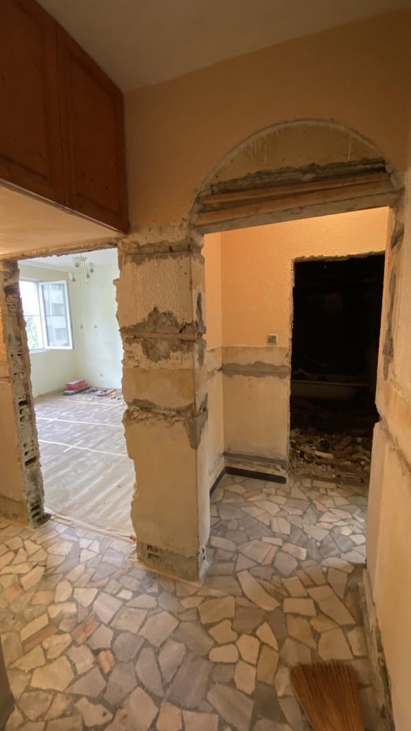 Свалена ламперия и почистено