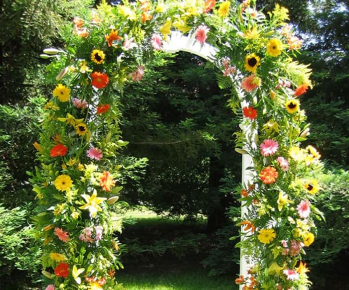 Внесете доза романтика с цветна арка