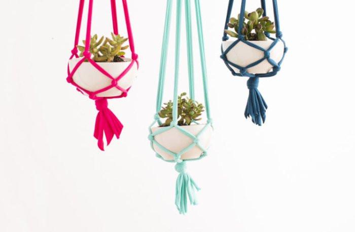 Дайте чар на дома си с интересни, висящи саксии с цветя