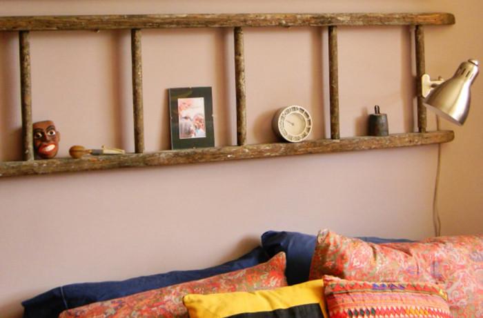 Вместо табла над леглото