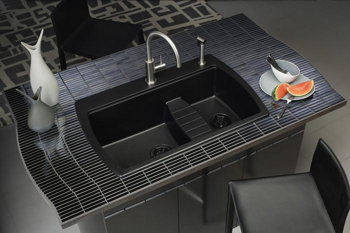 Мивката от синтетичен гранит придава стил на цялото помещение