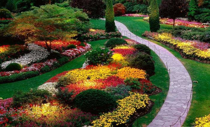 Защо изкуствените цветя са добър избор за градината?