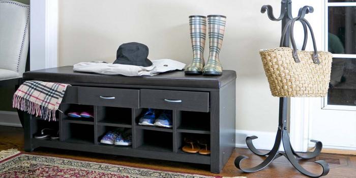 Закачалки и място за обувки