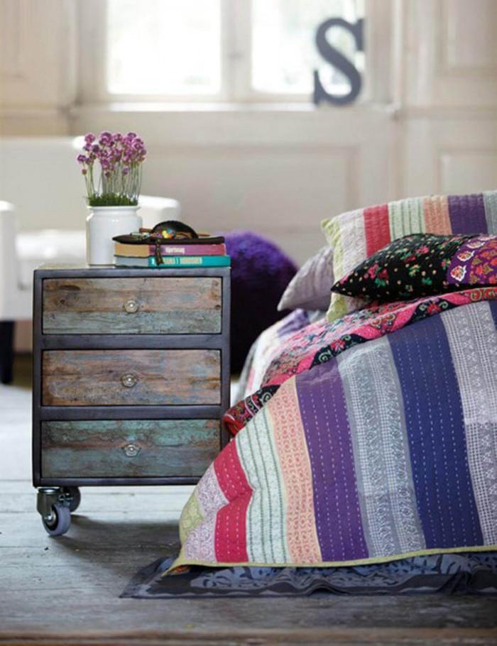 Нощно шкафче с леки старинни нотки