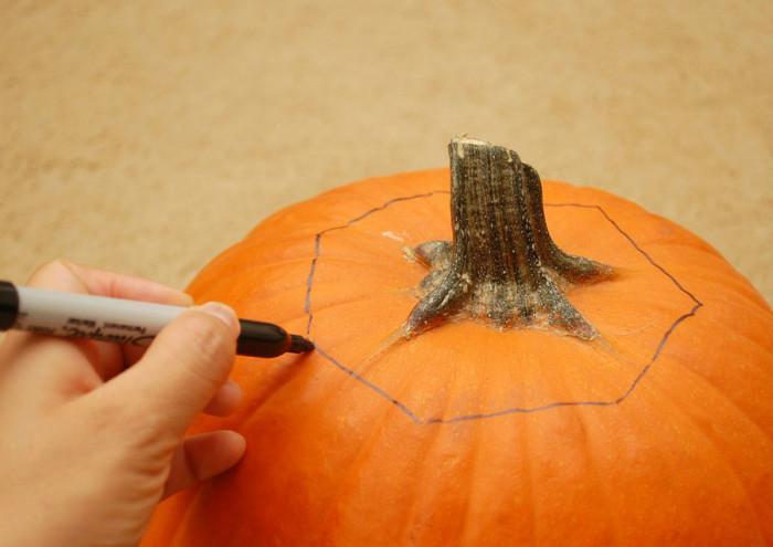 2. Очертайте мястото на капака