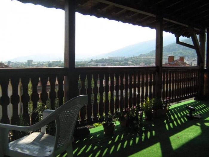 Преди и след: Дълга и тясна тераса се превръща в просторен чердак с бонуси