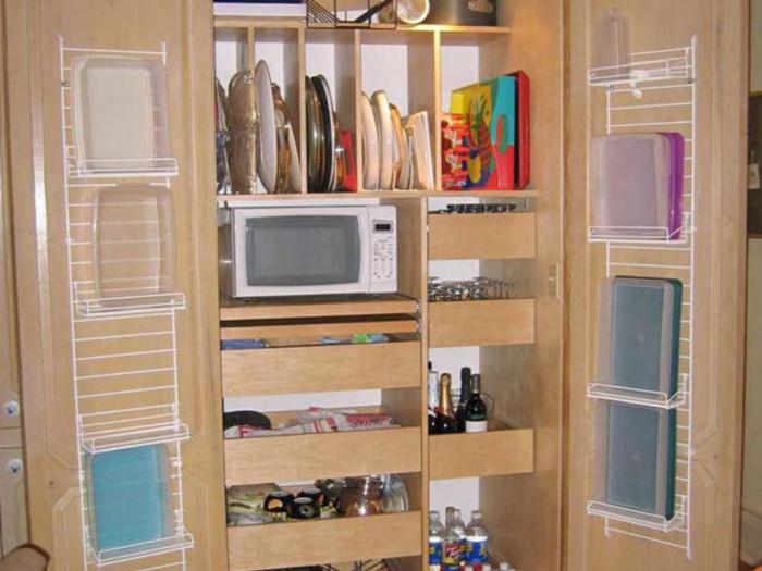 9. Вътрешната страна на вратичките на шкафовете