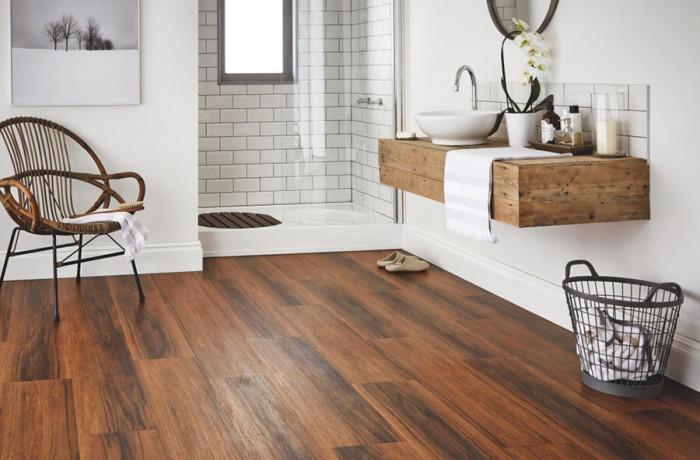 Дървото се настанява удобно в банята през новата година