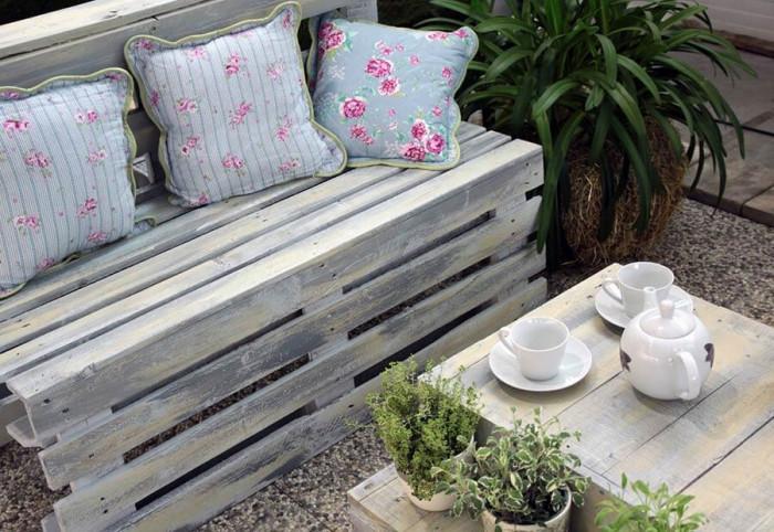 Ефектните масивни мебели не са подходящи за малката градина