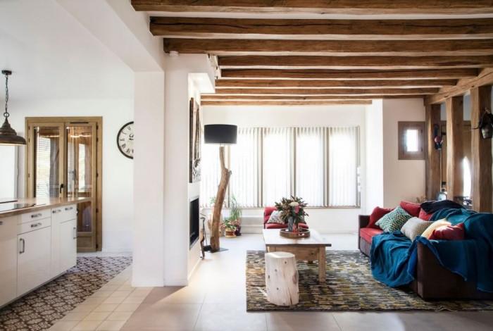 Премахната стена отваря просторна кухня и влива светлина в дневната!