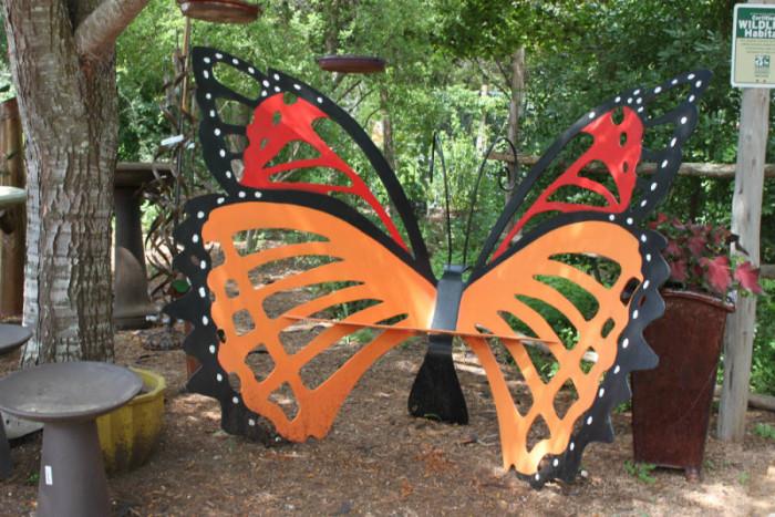 Пеперудена прегръдка в градината