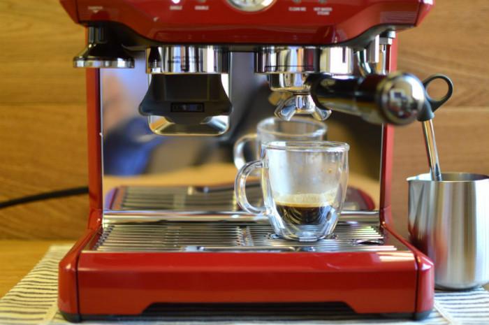 Кафемашина с вградена мелачка - перфектното решение за всяка модерна кухня