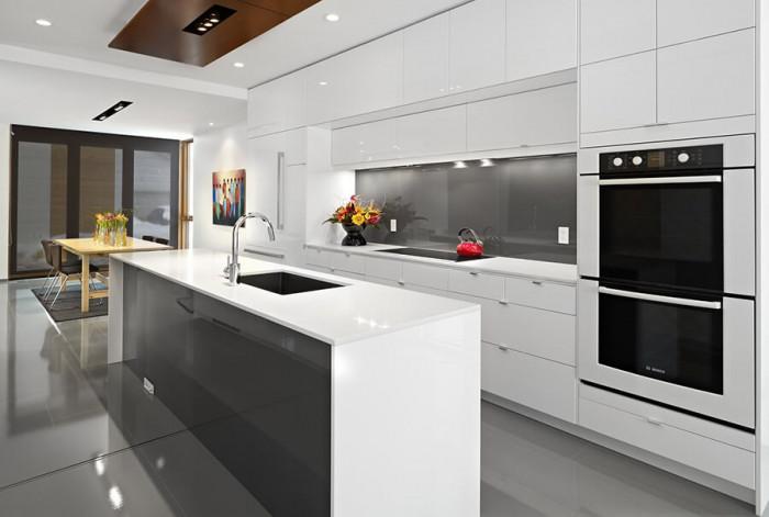 Изчистените линии доминират в кухненските модули