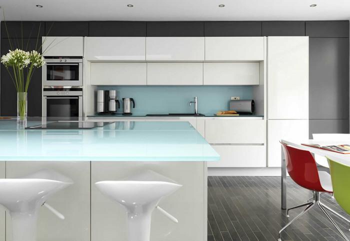 Стъклените елементи впечатляват с елегантност и лекота