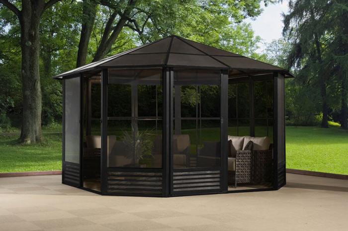 Градинска шатра със закрити стени ще ви осигури уют и спокойствие