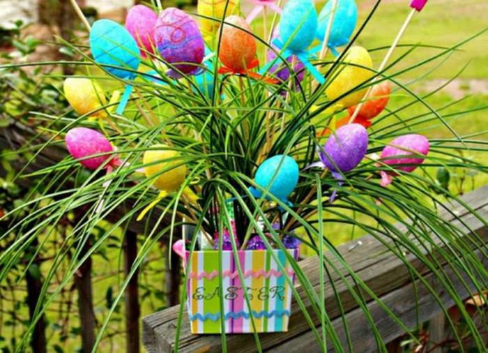 Измайсторете букет с великденски яйца за градината