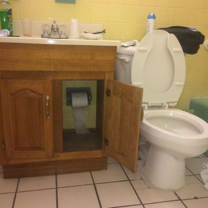 Удобно шкафче за тоалетна хартия