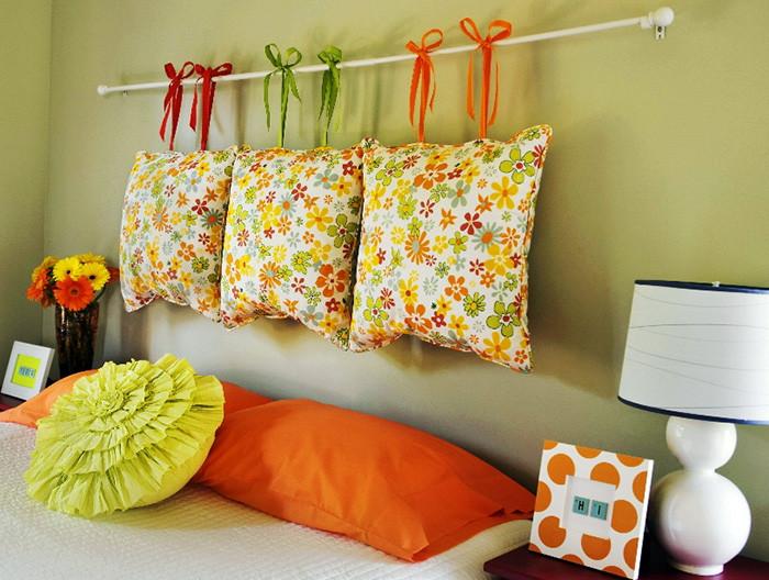 Три шарени възглавници в едно табло за легло