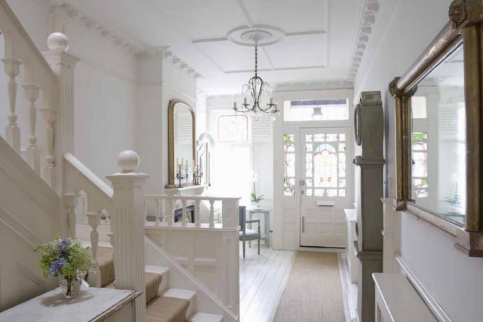 Огледало с лице към стълбището