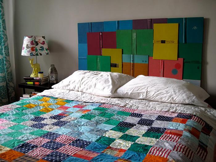 Табло от разноцветни книги