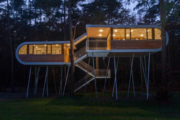 Своебразен Мерцедес сред къщите на дърво