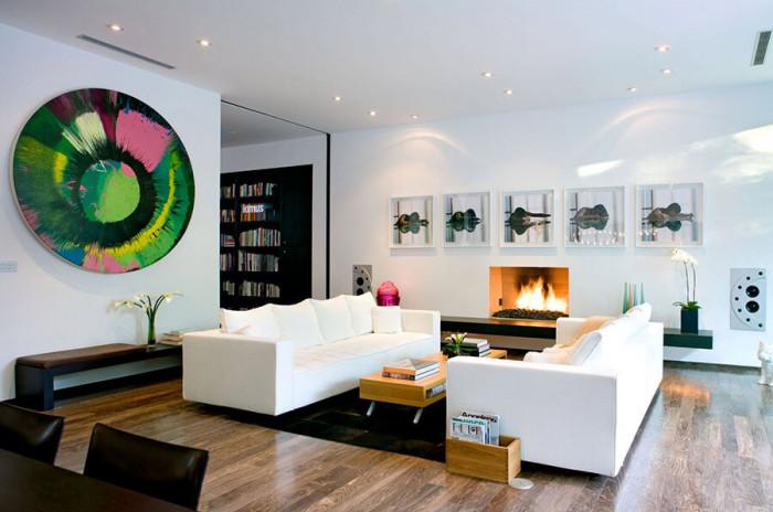 Съчетайте белите стени със цветни картини и декорации