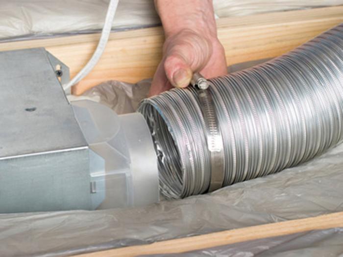 Свържете въздухопровода към тялото на вентилатора