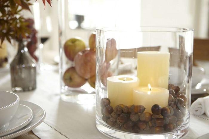 За финал декорирайте със свежи цветя или уникални свещници