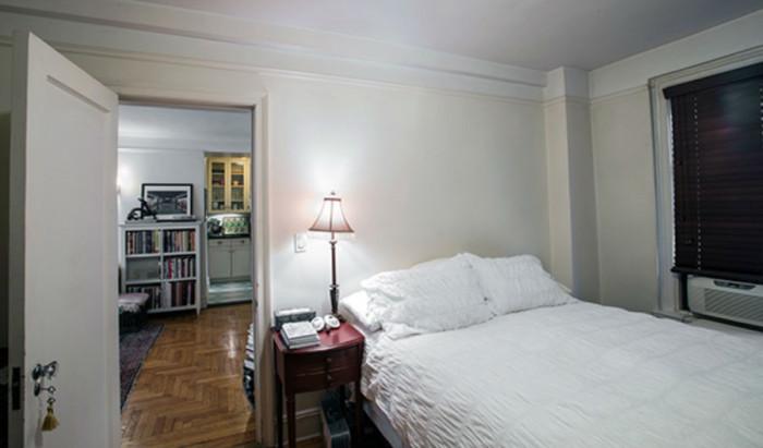 Неприветлива спалня посреща новите собственици