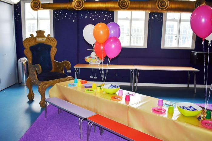 Столовете и масата също трябва да са с празнична украса