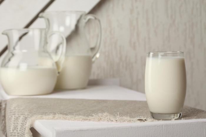 Мляко, захар и смлян черен пипер